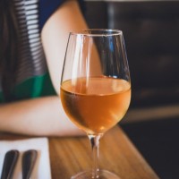 ¿Qué es el orange wine o vino brisado?